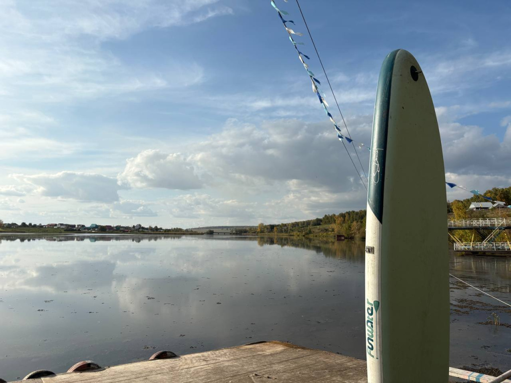 Вид на Беловское водохранилище осенью